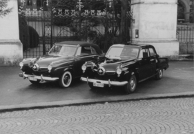 Studebaker Champion (1950) - zusammen mit Commander (rechts) vor der Garage Burgenziel Bern