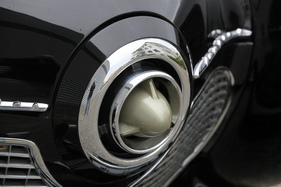 Studebaker Champion Convertible (1951) - Chromschmuck am Bug