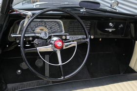 Studebaker Champion Convertible (1951) - Links ist der Hebel zu sehen, mit dem der Suchscheinwerfer ausgerichtet werden konnte