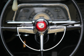 Studebaker Champion Convertible (1951) - Stolz trägt er das Markenemblem in der Lenkradmitte