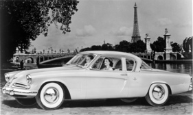 Studebaker Commander Regal Starlight Coupe (1953) - europäische Designeinflüsse beim amerikanischen Coupé - stilisiert mit dem Eifelturm in Hintergrund