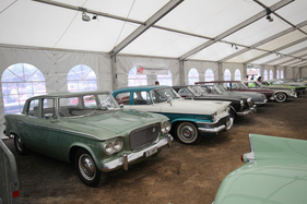 Studebaker-Klassiker aufgereiht im Zelt - OSMT Zug September 2015