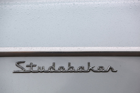 Studebaker Silver Hawk (1958) - geschwungener Schriftzug - Albisgütli Classics - Cars & Bikes August 2021