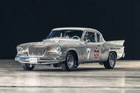 Studebaker Silver Hawk Racer (1959) - als Lot 209 an der Silverstone Auctions Race Retro Versteigerung 2021 Studebaker Silver Hawk Racer (1959) - als Lot 209 an der Silverstone Auctions Race Retro Versteigerung 2021
