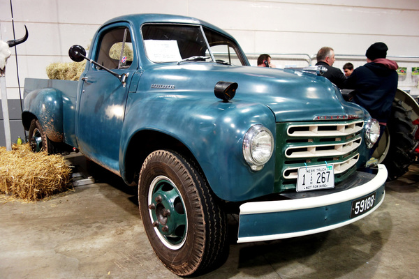 Studebaker Truck mit Heuballen (Autojumble Luxemburg-Stadt 2018)