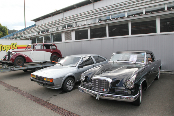Studebaker neben VW Scirocco auf dem privaten Fahrzeugmarkt zwischen den Hallen 2 und 3 - Swiss Classic World Luzern 2021