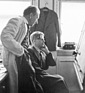 Stuttgart, 1937: Erwin Komenda (sitzend) berät sich mit einem Kollegen