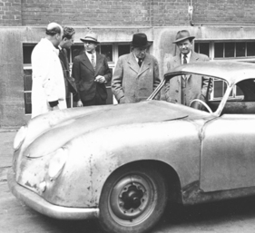 Stuttgart 1950: Der erste Reutter-Prototyp zur Abnahme von Ferry Porsche (rechts) und Vater Ferdinand. Dahinter mit hellem Hut: Erwin Komenda
