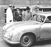 Stuttgart 1950: Der erste Reutter-Prototyp zur Abnahme von Ferry Porsche (rechts) und Vater Ferdinand. Dahinter mit hellem Hut: Erwin Komenda