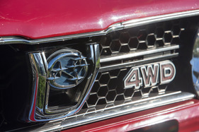 Subaru 1600 4WD (1979) - Subaru-Markenzeichen auf dem Bug