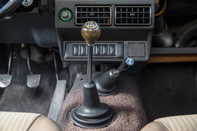 Subaru 1600 4WD (1979) - einfache Bedienung - Hebel nach hinten und die Hinterräder drehen mit