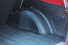 Subaru 1600 4WD (1979) - einfache Kunststoffverkleidungen im Kofferraum