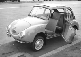 Subaru 360 (1959) - Blick in das Interieur, welches genug Platz bietet, damit vier Personen einigermassen bequem sitzen können