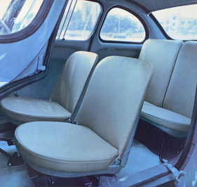 Subaru 360 (1959) - Man beachte die fehlenden Sicherheitsgurte.