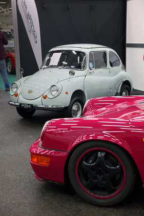 Subaru 360 (1968) - hat mit dem Porsche 964 RS mehr gemeinsam, als man auf Anhieb denken würde - beide verfügen nämlich über Heckmotor - Oldtimer- und Teilemarkt Fribourg 2014