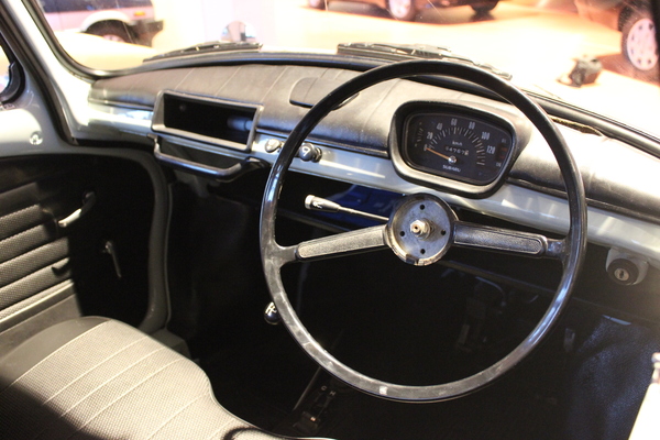 Subaru 360 Interieur mit fehlender Lenradnabe - Sonderschau "40 Jahre Subaru in der Schweiz"