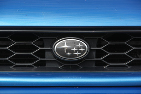 Subaru Impreza GT Turbo (2000) - Markenzeichen auf dem Bug