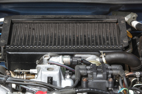 Subaru Impreza GT Turbo (2000) - der grosse Ladeluftkühler unter der Lufthutze (2000)