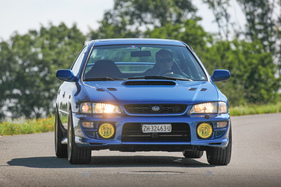 Subaru Impreza GT Turbo (2000) - die breiten Reifen krallen sich in den Asphalt