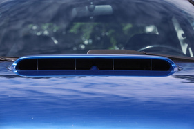 Subaru Impreza GT Turbo (2000) - die charakteristische Lufthutze für den Ladeluftkühler