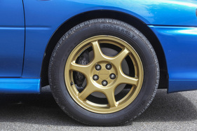 Subaru Impreza GT Turbo (2000) - goldig eingefärbte 16-Zöller (2000)