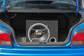 Subaru Impreza GT Turbo (2000) - nicht serienmässig - grosser Subwoofer im Kofferraum (2000)