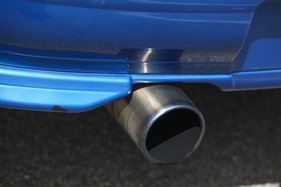 Subaru Impreza GT Turbo (2000) - nicht serienmässig - ofenrohrdickes Auspuffende