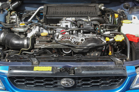 Subaru Impreza GT Turbo (2000) - vom längs eingebauten Boxermotor ist kaum etwas zu erkennen