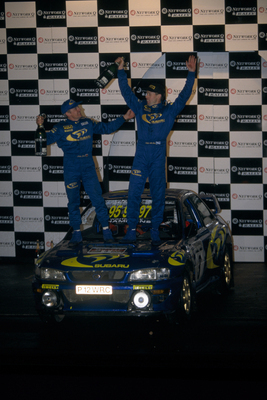 Verhaltene Freude: Subaru gewinnt 1997 schon wieder, McRae und Co-Pilot Nicky Grist müssen sich aber mit einem Punkt Tommi Mäkinen geschlagen geben.
