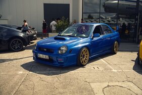 Subaru Impreza WRX STI (2002) - Runde Scheinwerfer der ersten GD-Serie, Goldfelgen und das STI-Emblem mitten im Kühlergrill Subaru Impreza WRX STI (2002) - Runde Scheinwerfer der ersten GD-Serie, Goldfelgen und das STI-Emblem mitten im Kühlergrill