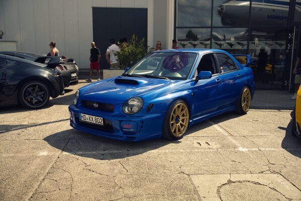 Subaru Impreza WRX STI (2002) - Runde Scheinwerfer der ersten GD-Serie, Goldfelgen und das STI-Emblem mitten im Kühlergrill