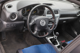 Subaru Impreza WRX STi (2001) - Cockpit mit Momo-Lederlenkrad mit Airbag, man beachte die "Water Spray"-Taste, die Wasser in den Ladeluftkühler spritzt