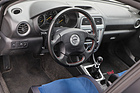 Subaru Impreza WRX STi (2001) - Cockpit mit Momo-Lederlenkrad mit Airbag, man beachte die "Water Spray"-Taste, die Wasser in den Ladeluftkühler spritzt