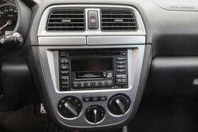 Subaru Impreza WRX STi (2001) - Mittelkonsole mit Unterhaltungselektronik und Klimaeinstellungen