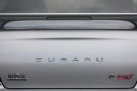 Subaru Impreza WRX STi (2001) - auf dem Heckdeckel ist der Wagen komplett beschriftet