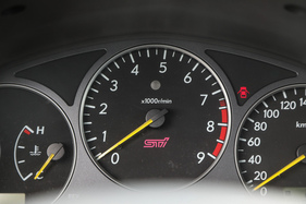 Subaru Impreza WRX STi (2001) - eine Leuchte im Drehzahlmesser mahnt ans Hochschalten