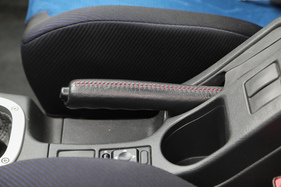 Subaru Impreza WRX STi (2001) - eine klassische mechanisch auf die Hinterräder wirkende Handbremse ist Ehrensache