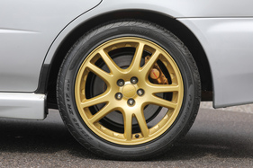Subaru Impreza WRX STi (2001) - goldene Aluräder und Brembo-Bremsen (2001)