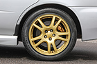 Subaru Impreza WRX STi (2001) - goldene Aluräder und Brembo-Bremsen
