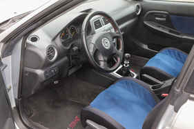Subaru Impreza WRX STi (2001) - mattschwarze Grundfärbung mit Blauakzenten beim Interieur