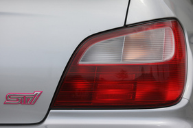Subaru Impreza WRX STi (2001) - schlichte Heckleuchten in einem Gehäuse vereinigt (2001)