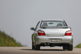 Subaru Impreza WRX STi (2001) - vergleichsweise unauffällig mit dem kleinen Spoiler und der silberfarbenen Lackierung