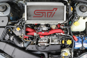 Subaru Impreza WRX STi (2001) - vom Motor sieht man wenig, von den Hilfsaggregaten und vom Ladeluftkühler umso mehr
