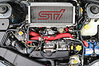 Subaru Impreza WRX STi (2001) - vom Motor sieht man wenig, von den Hilfsaggregaten und vom Ladeluftkühler umso mehr