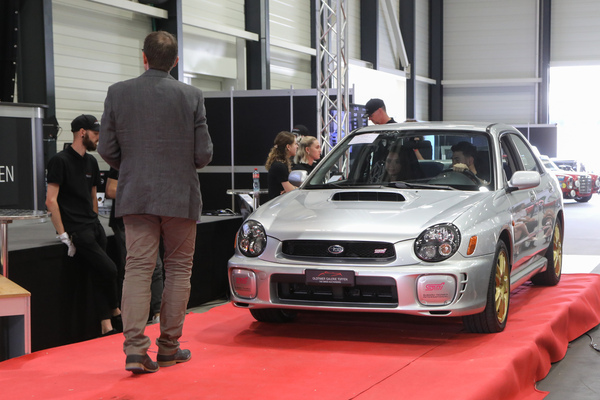 Subaru Impreza WRX STi 4WD (2001) - als Lot 45 an der Swiss Classic World Versteigerung der Oldtimer Galerie Toffen in Luzern am 3. Juni 2023