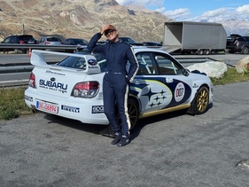 Bild Subaru Imprezza WRX STI Prodrive (2006) mit der erst 19-jährigen Victoria Dold souverän und kraftvoll bergauf – Bernina Gran Turismo 2025