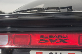 Subaru SVX (1992) - Leuchtband mit Marken-Typen-Schriftzug