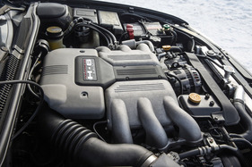 Subaru SVX (1992) - prall gefüllter Motorraum
