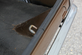 Sunbeam 1500 GT (1973) - der Tankeinlass führt direkt durch den Kofferraum, der Tank selber ist weit hinten untergebracht