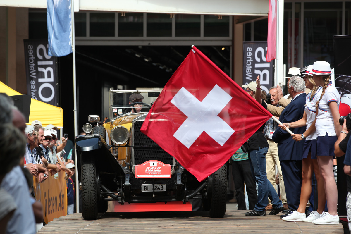 Sunbeam 20/60 (1925) - am Start - die Schweizer Fahne wird gesenkt - RAID Suisse-Paris 2012